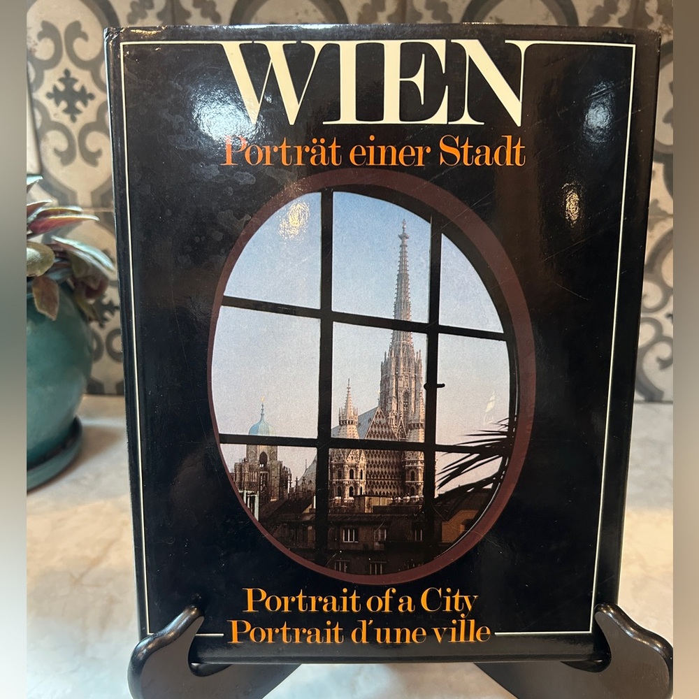 WIEN: PORTRAT EINER STADT, PORTRAIT OF A CITY By Franz Schrapfeneder